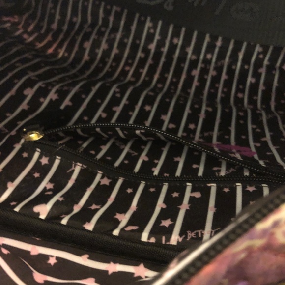 💋 Quilted Weekender Bag, Soft Pink Straps Luv Betsey - Black Floral Krush - Picture 11 of 11